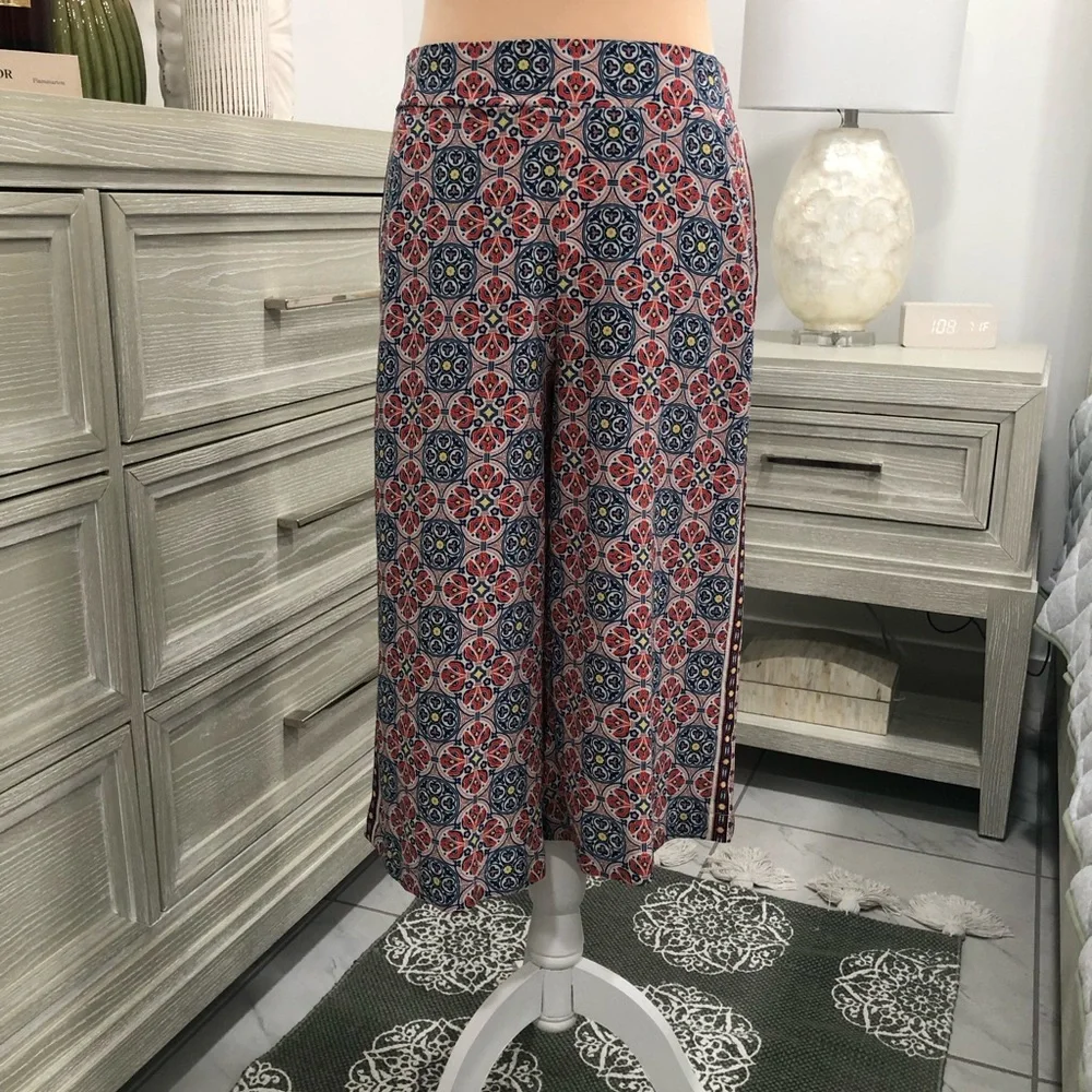 Max Studio Multicolor Patterned Capris - Picture 1 of 13